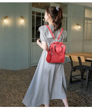H0c988f0968f84001ad12779b3e1498f6v_e9b65582-c297-4f69-be39-7767f8988a67.jpg Sac à dos rouge en simili cuir avec grain femme