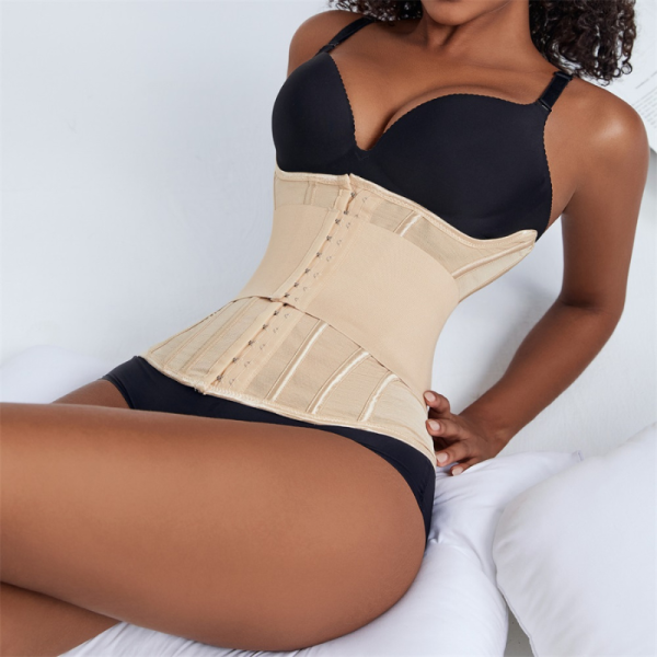 femme-avec-corset-minceur.png Corset femme minceur