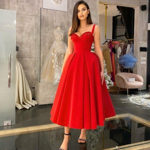 femme-avec-une-Robe-corset-haute-couture.jpg Robe Corset <br> Haute couture rouge