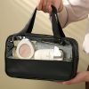 mannequin_qui_porte_la_trousse_de_toilette_personnalisee_prenom_par_la_sangle.jpg Trousse de Toilette Personnalisée Prénom