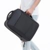 sac_a_dos_homme_d_affaire_porte_sur_le_cote_par_un_mannequin.jpg Sac à Dos Homme d'Affaire | BriefMove™