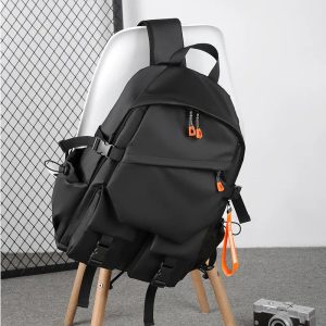 sac_a_dos_urbain_pose_sur_une_chaise.jpg Sac à Dos Homme Tendance 2025 | UrbanVibe