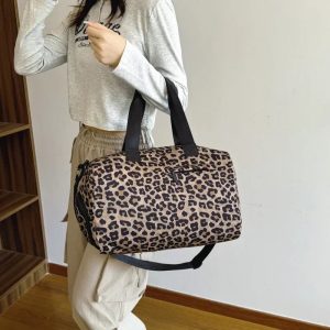 sac_de_voyage_leger_leopard_porte_par_une_mannequin.jpg Sac de Voyage Léger - Léopard