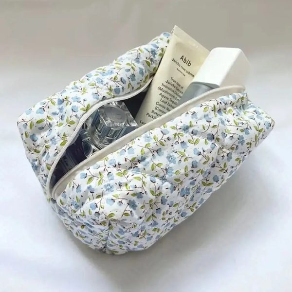 trousse_de_toilette_tissu_matelasse_coloris_bleu.jpg Trousse de Toilette Tissu avec Motif
