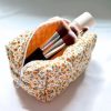 trousse_de_toilette_tissu_matelasse_coloris_orange.jpg Trousse de Toilette Tissu avec Motif