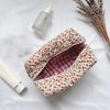 trousse_de_toilette_tissu_matelasse_coloris_rouge.jpg Trousse de Toilette Tissu avec Motif