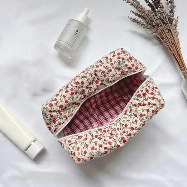 trousse_de_toilette_tissu_matelasse_coloris_rouge.jpg Trousse de Toilette Tissu avec Motif