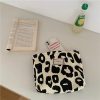 trousse_toilette_originale_femme_blanche_pose.jpg Trousse de Toilette Originale pour Femme
