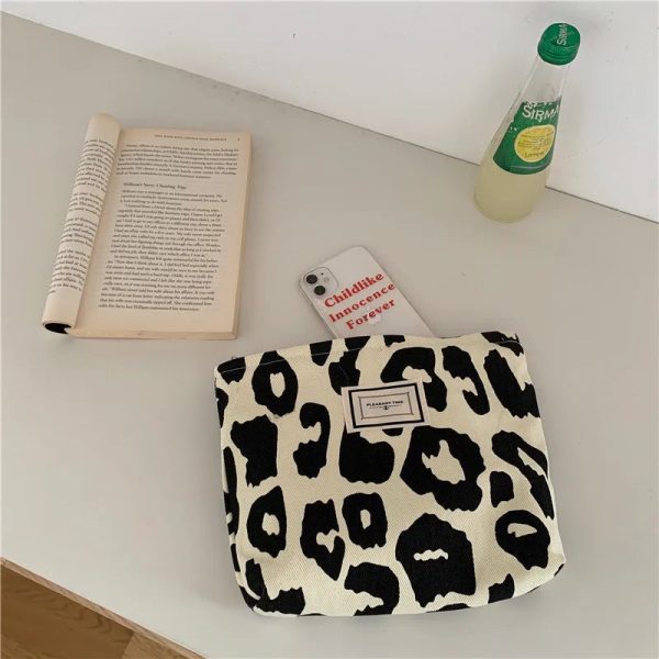 trousse_toilette_originale_femme_blanche_pose.jpg Trousse de Toilette Originale pour Femme