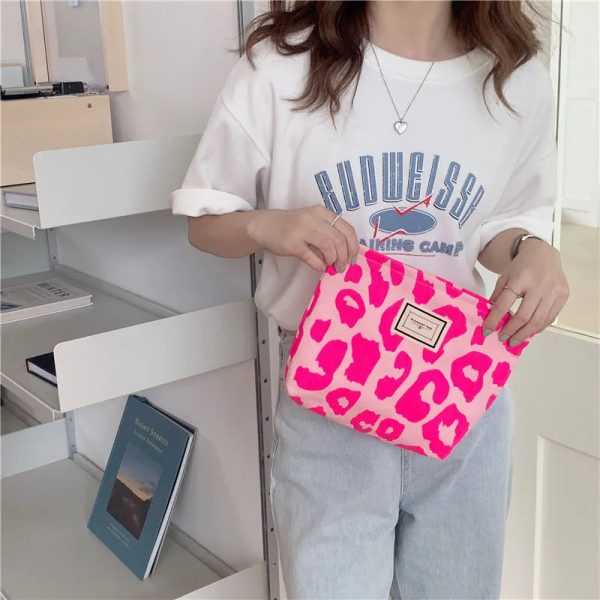 trousse_toilette_originale_femme_rose_mannequin.jpg Trousse de Toilette Originale pour Femme