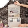 trousse_toilette_suspendue_femme_beige_profil.jpg Trousse de Toilette Suspendue Femme