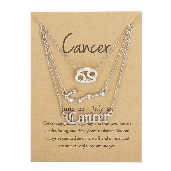 Bijoux d'anniversaire présentés sur carte