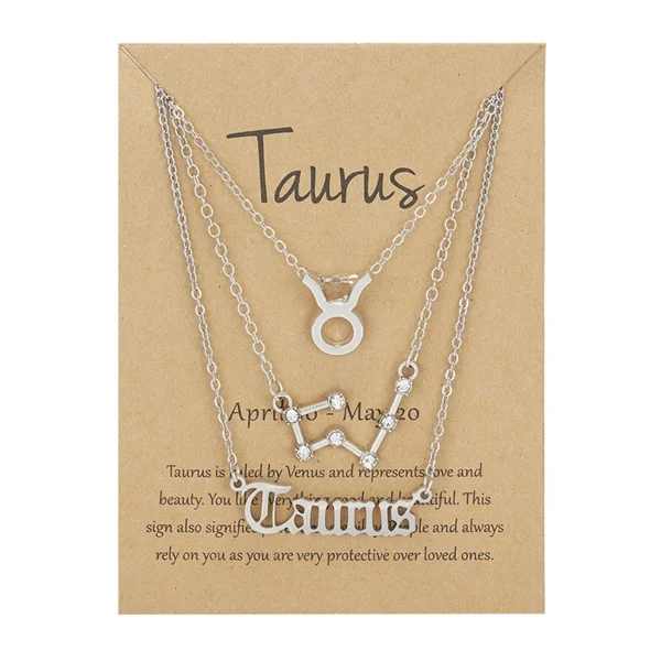 Bijoux d'anniversaire présentés sur carte