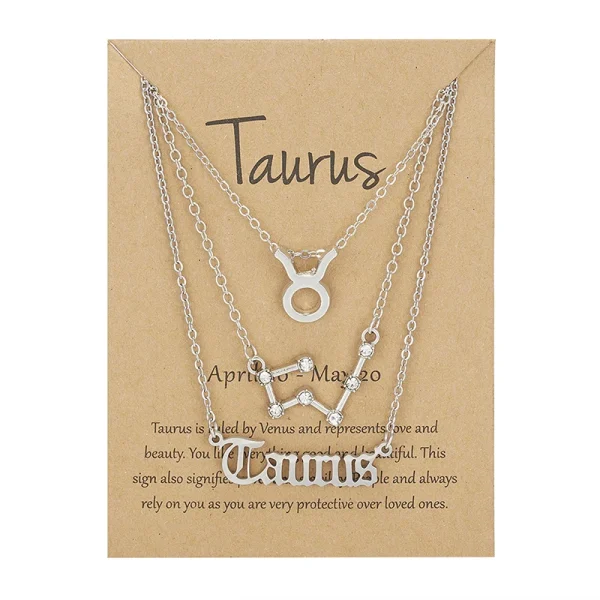 Bijoux d'anniversaire présentés sur carte