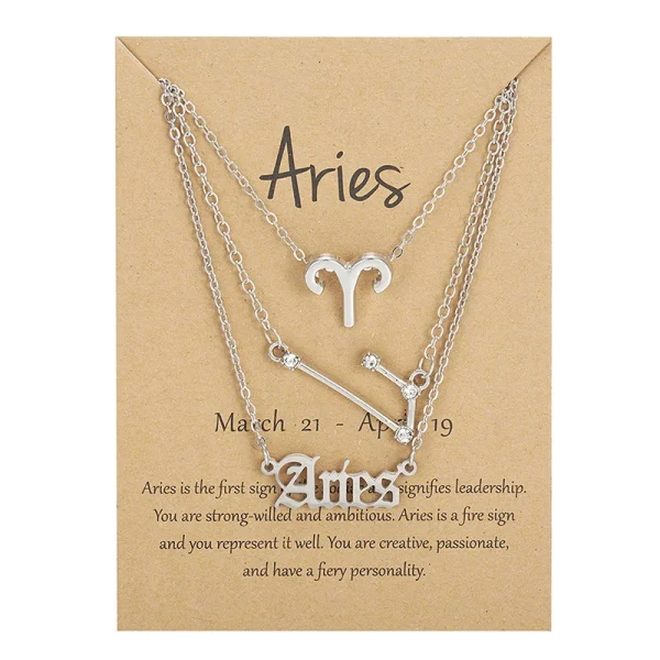 Bijoux d'anniversaire présentés sur carte