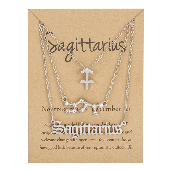 Bijoux d'anniversaire présentés sur carte