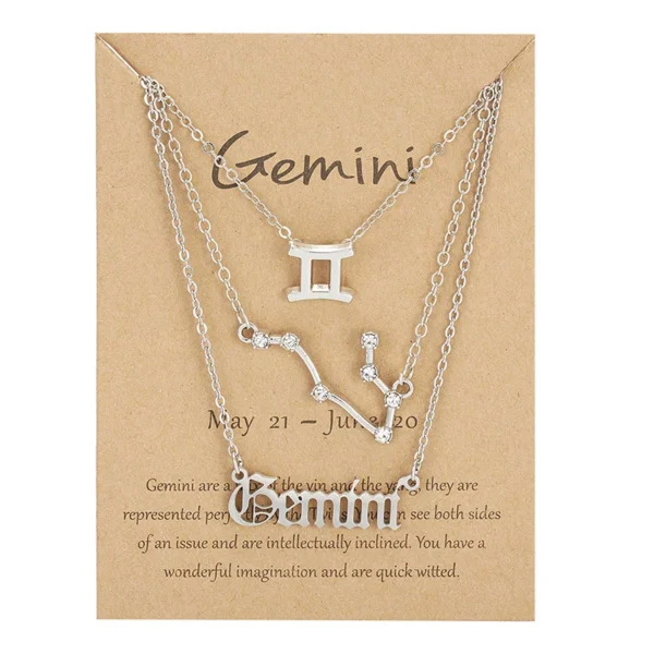 Bijoux d'anniversaire présentés sur carte