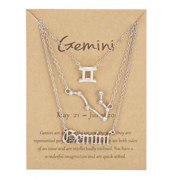 Bijoux d'anniversaire présentés sur carte
