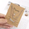 Bijoux d'anniversaire présentés sur carte