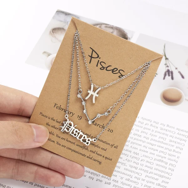 Bijoux d'anniversaire présentés sur carte