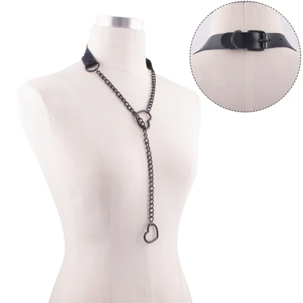 Collier ras-de-cou en cuir noir avec pendentif cœur