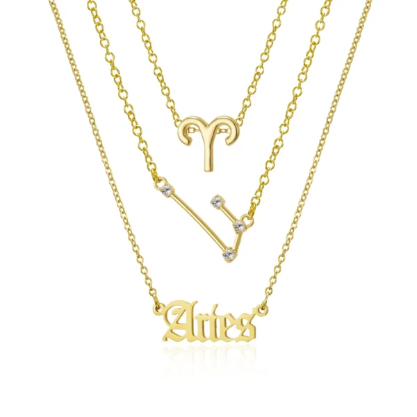 Bijoux d'anniversaire présentés sur carte