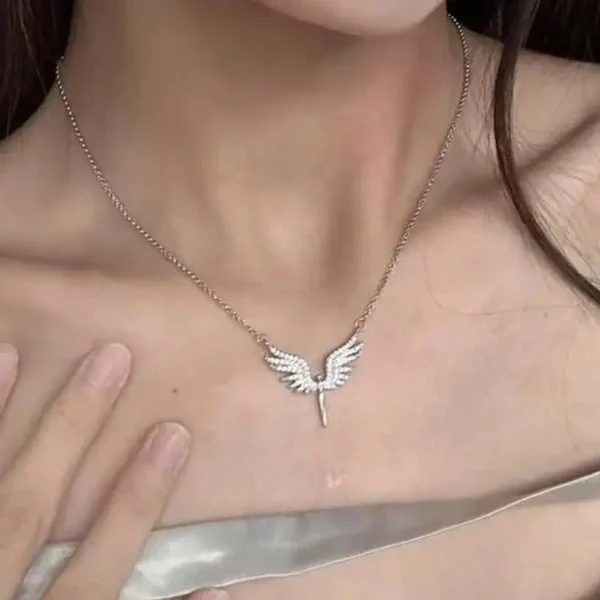 Collier ras-de-cou style Y2K avec pendentif aile d'ange en argent