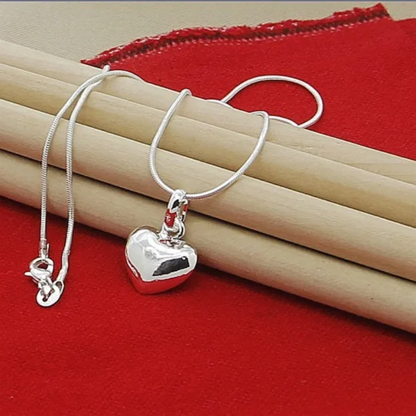 Collier avec pendentif cœur plein argenté
