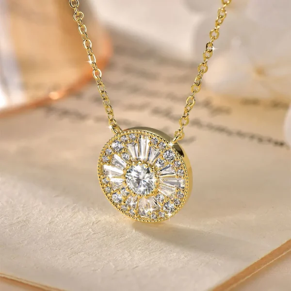 Collier avec pendentif en moissanite